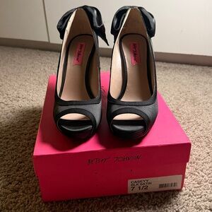 Brand new Betsy Johnson peep toe pump size 7.5